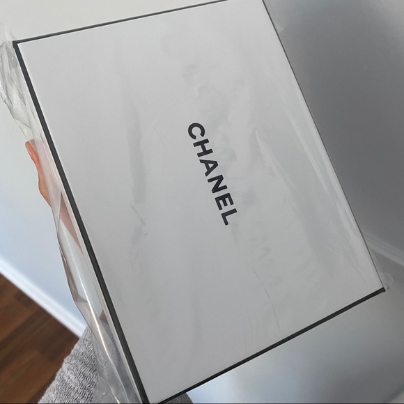 Authentic Chanel box for gifts or decor - Picture 6 of 9
